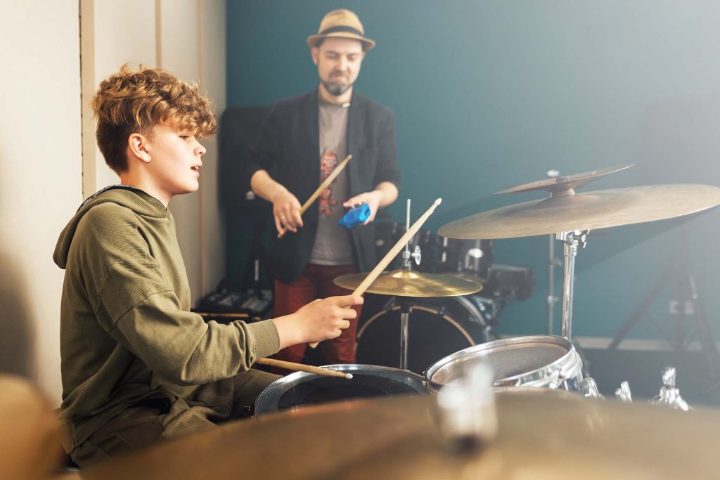 drum-lesson-at-a-music-school-8LXAHS7.jpg